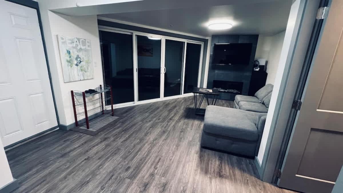 Tranquil Oasis 2 Bedroom Suite With Pool View Виктория Экстерьер фото